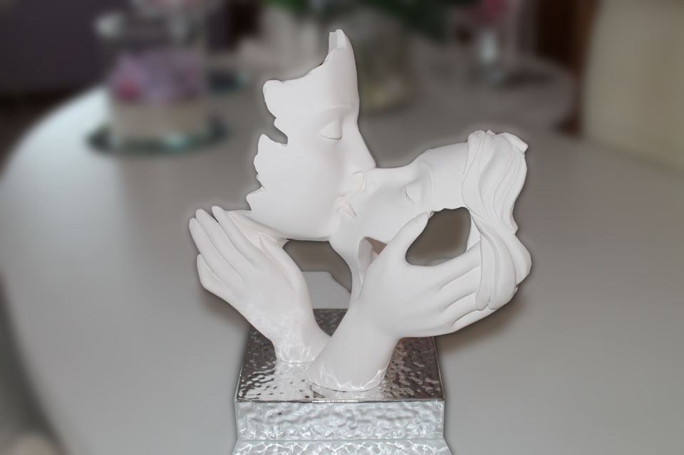 Scultura in polvere di marmo bianco raffigurante due maschere/innamorati che si baciano. Regalo per innamorati