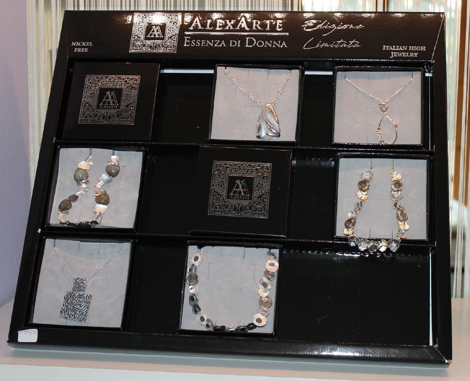 Collane, bracciali, anelli in metallo argentato con trattamento anticorrosione Collane e bracciali