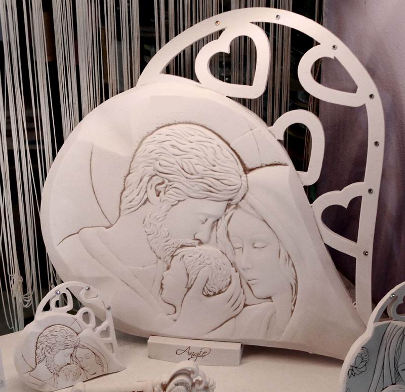 Icona a cuore con Sacra Famiglia 35x35cm in polvere di marmo e pietra leccese, con supporto d'appoggio Sacri da appoggio grandi